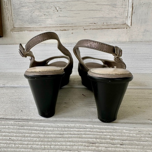 DANA BUCHMAN, WEDGE SANDALS. SILVER METALLIC, SLINGBACK WITH CUTOUT WEDGE.SIZE9M - Picture 6 of 9